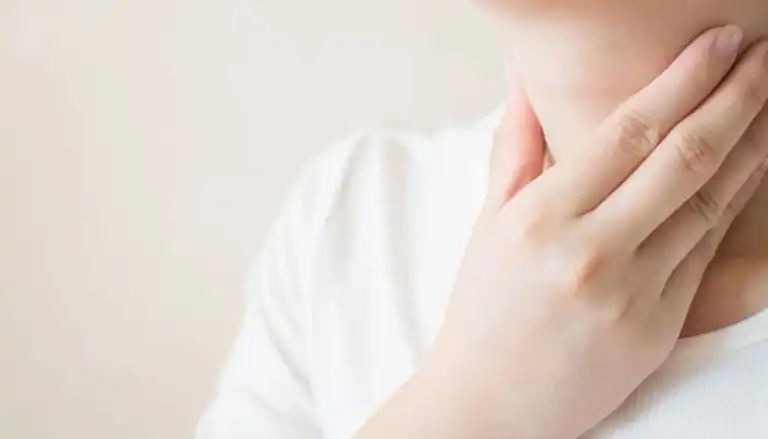 لماذا تحدث بحة الصوت وما هي طرق العلاج الفعالة؟ اكتشف أسباب وحلول مشاكل الصوت مع الدكتور أنس أبو شملة، أفضل دكتور أنف وأذن وحنجرة في الأردن، استشاري جراحات الأنف والأذن والحنجرة، والجيوب الأنفية بالمنظار، وجراحة تجميل الأنف في عمان. احجز موعدك الآن